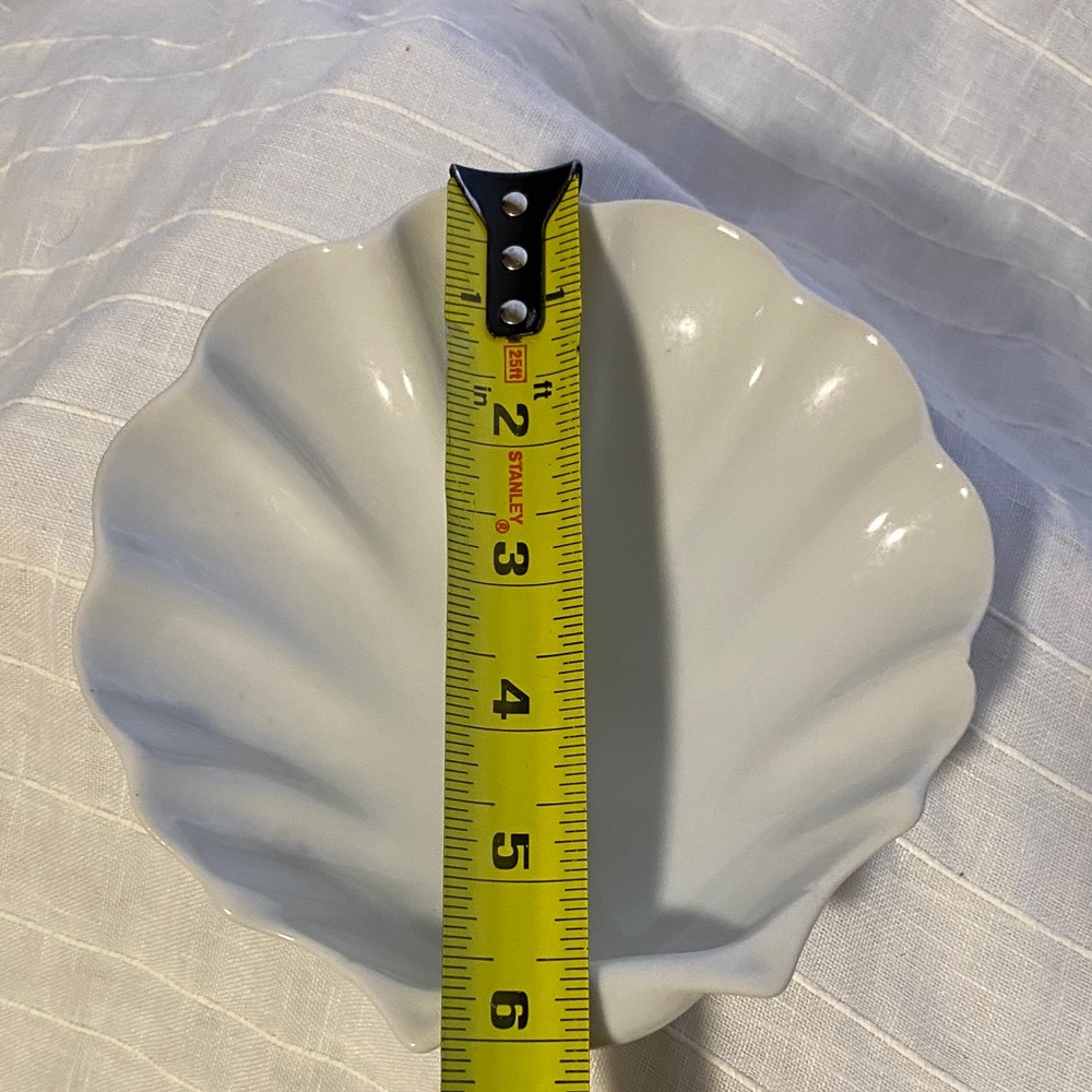 White Shell-Shaped Dish - Picture 2 of 4